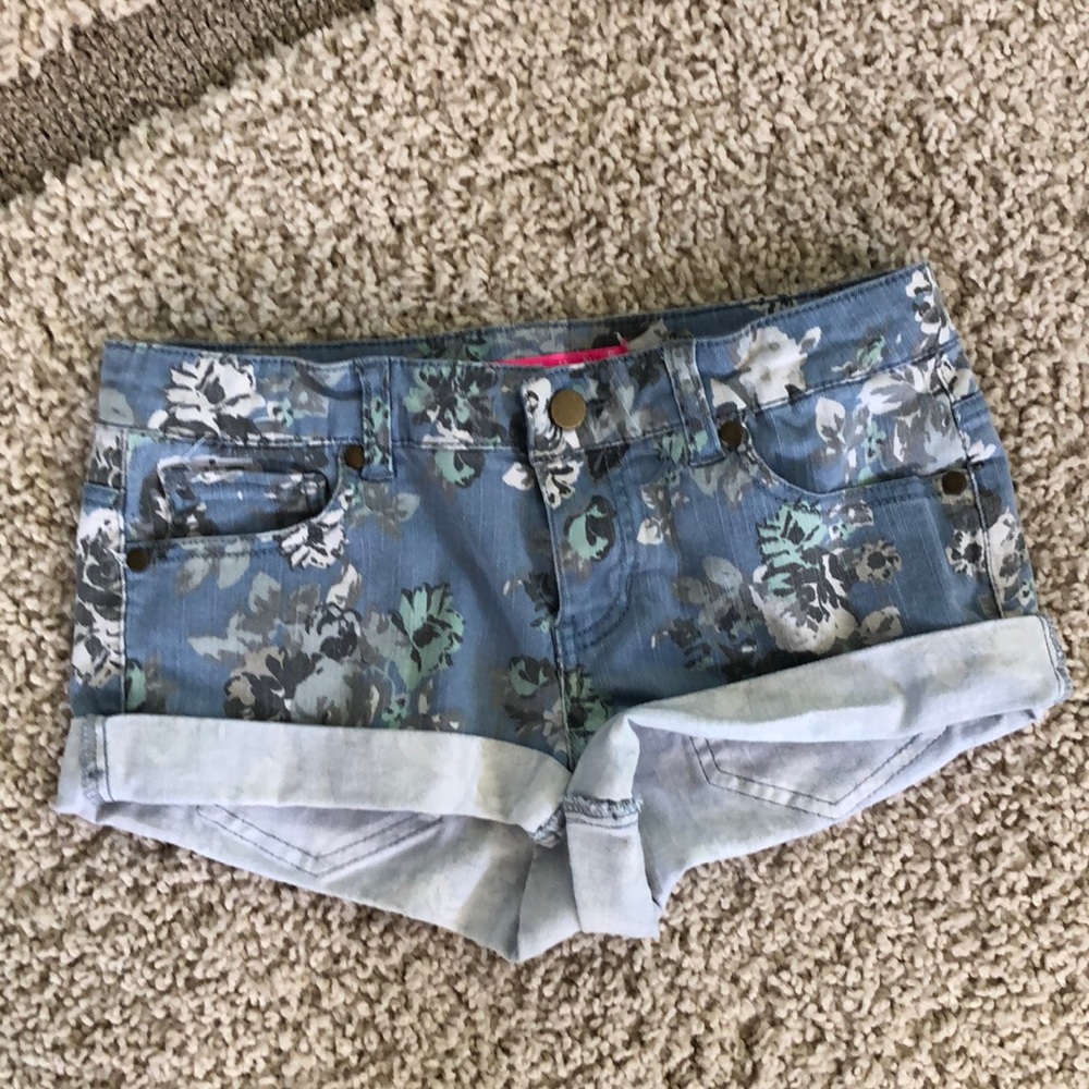 🌺Tinseltown floral denim shorts🌺